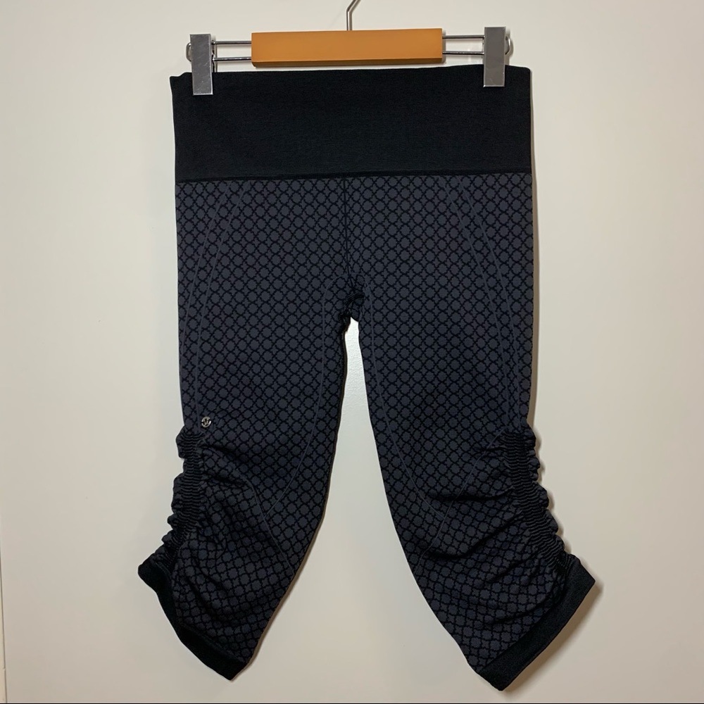 Lululemon Sz. 8 In The Flow Crop II seamless Black Grey ruched side leggings
